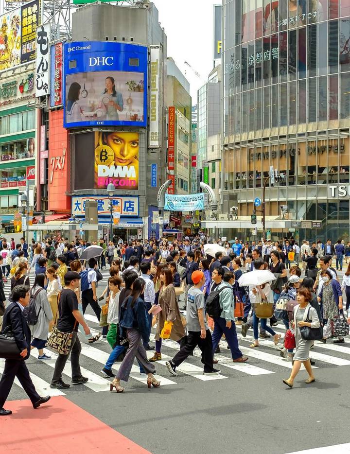 Passage piéton bondé dans un quartier urbain animé.