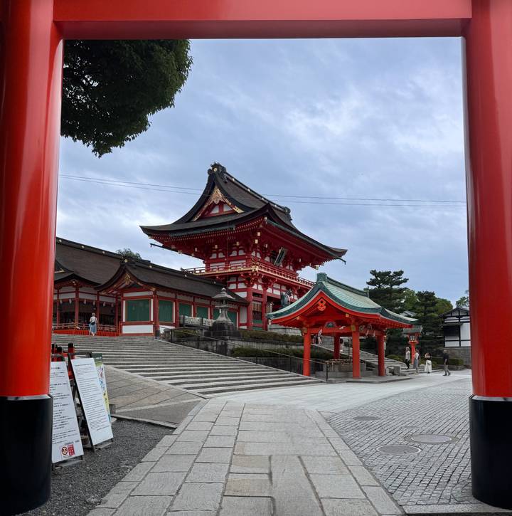 Entrée d'un complexe de temple rouge avec des portiques torii.