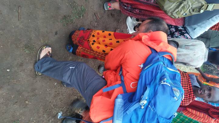 Gros plan sur une interaction de groupe portant des vêtements colorés.