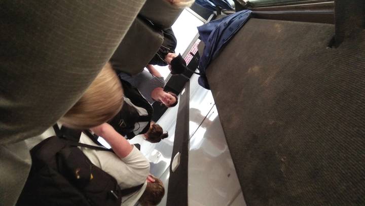 Groupe à l'intérieur d'un véhicule.