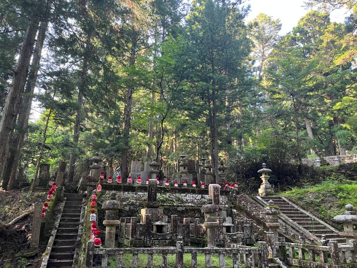 Un ancien cimetière dans une forêt avec des lanternes en pierre.