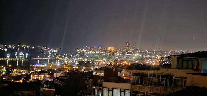 Ligne d'horizon de la ville la nuit avec des bâtiments illuminés.