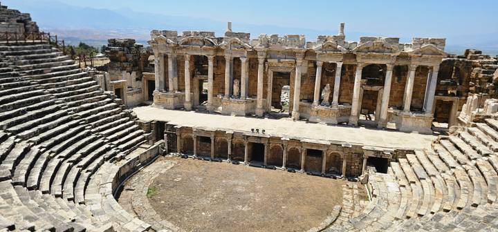 Ruines d'amphithéâtre antique à Pamukkale.
