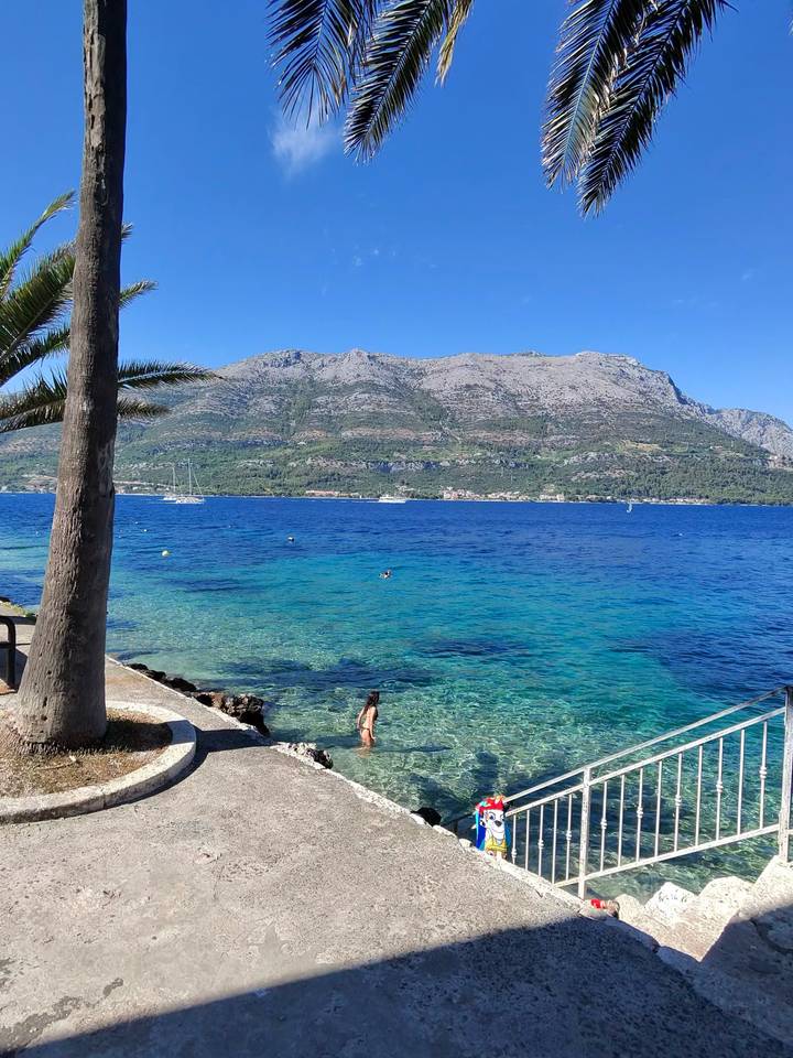 Vue panoramique d'eaux bleues cristallines et de montagnes.