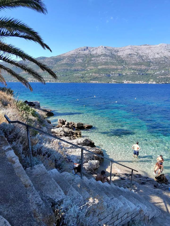 Rivage rocheux avec une eau turquoise claire.