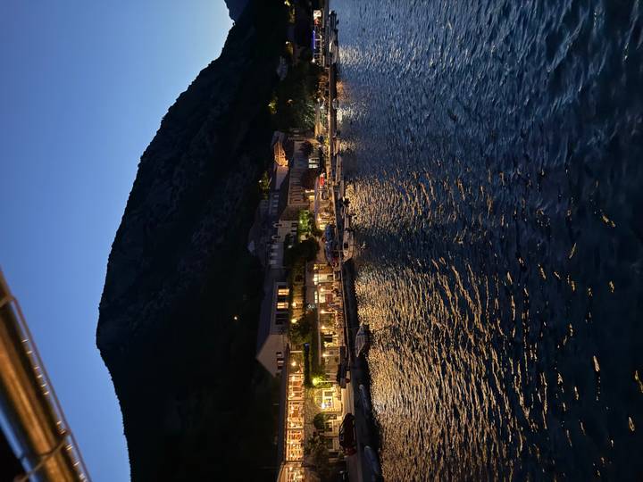 Ville côtière avec des lumières au crépuscule.