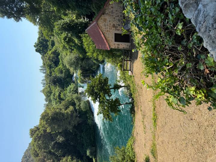 Cascade entourée de verdure.