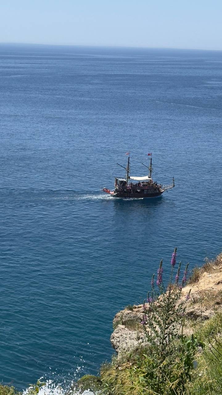 Un navire naviguant sur une mer calme.