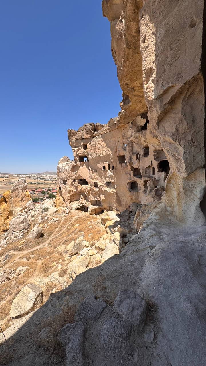 Paysage rocheux avec d'anciennes habitations troglodytiques.