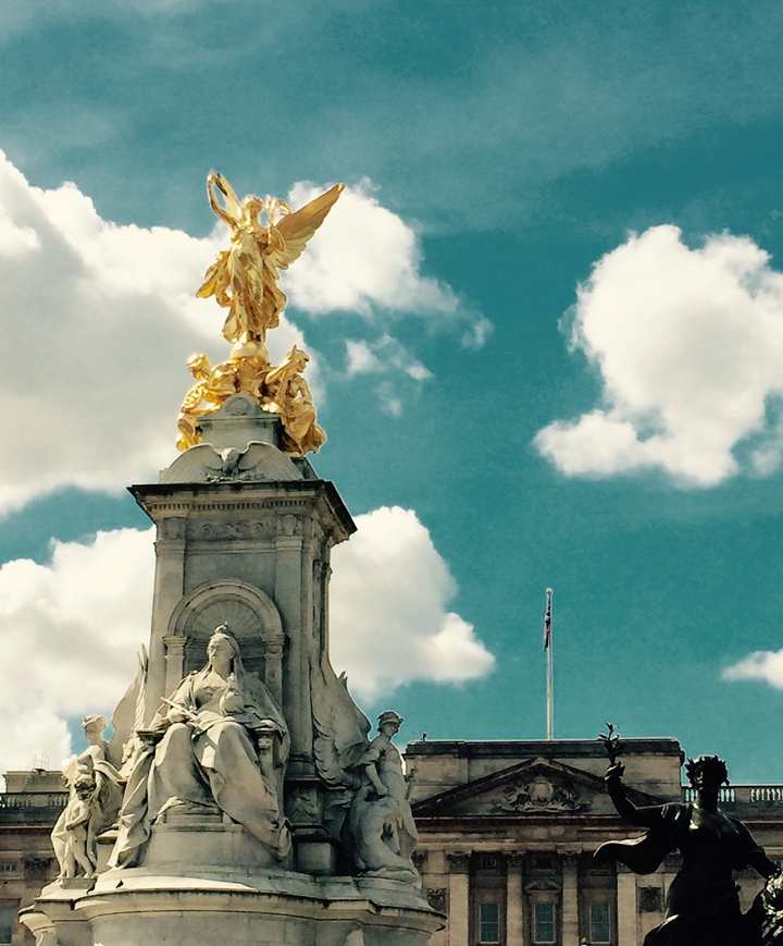 Mémorial Victoria avec statue dorée sur fond de ciel bleu.
