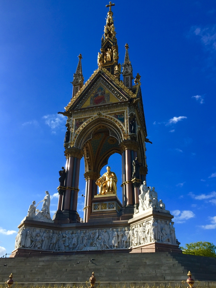 Le Mémorial d'Albert avec une statue en or dans un parc.