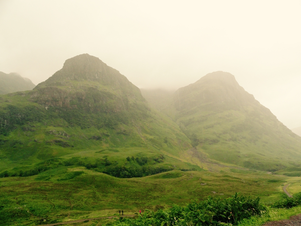 De majestueuses montagnes vertes enveloppées de brume.
