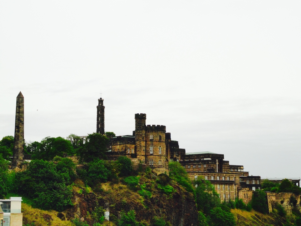 La ligne d'horizon emblématique d'Édimbourg avec des points de repère historiques.