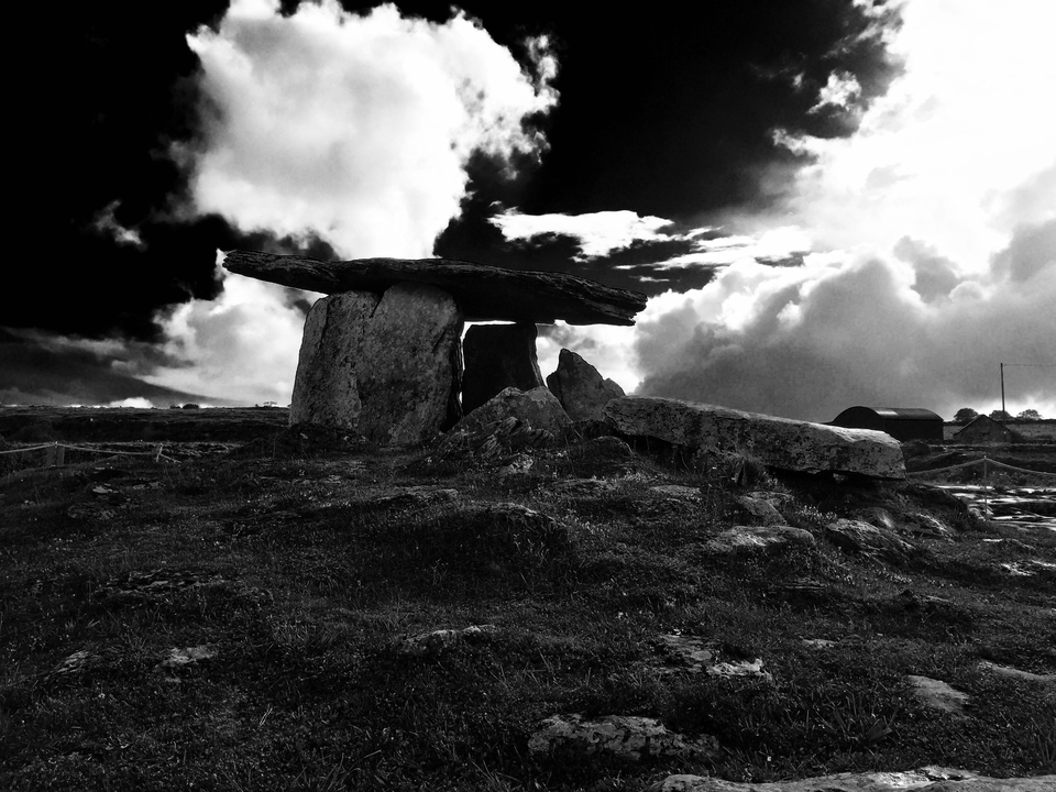 Mystérieuse structure ancienne en pierre sous des cieux spectaculaires.