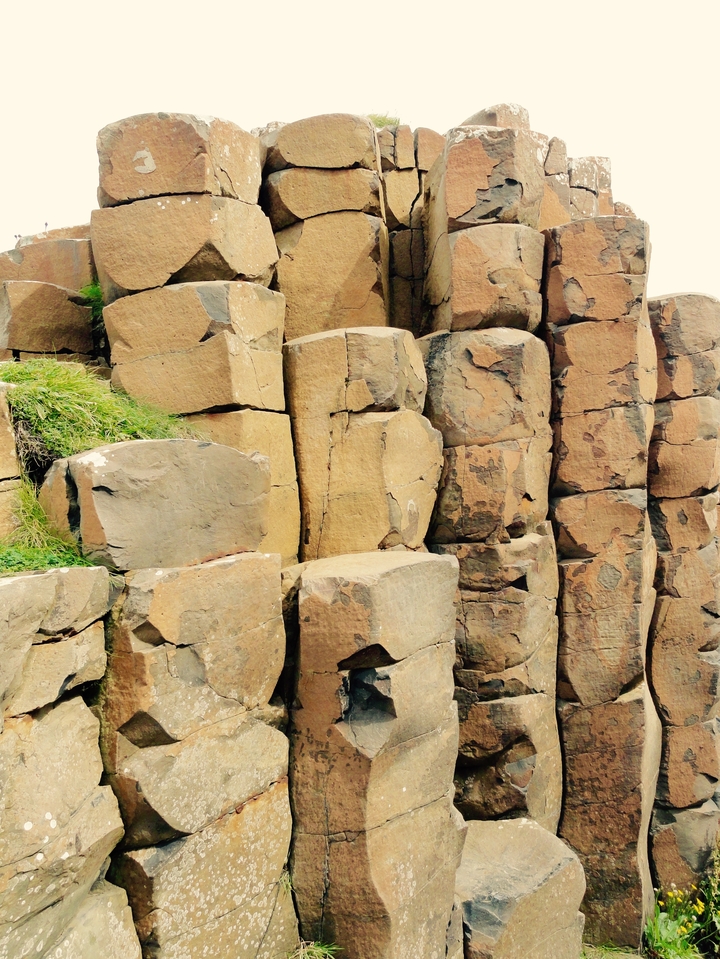 Formation géométrique de colonnes de basalte.