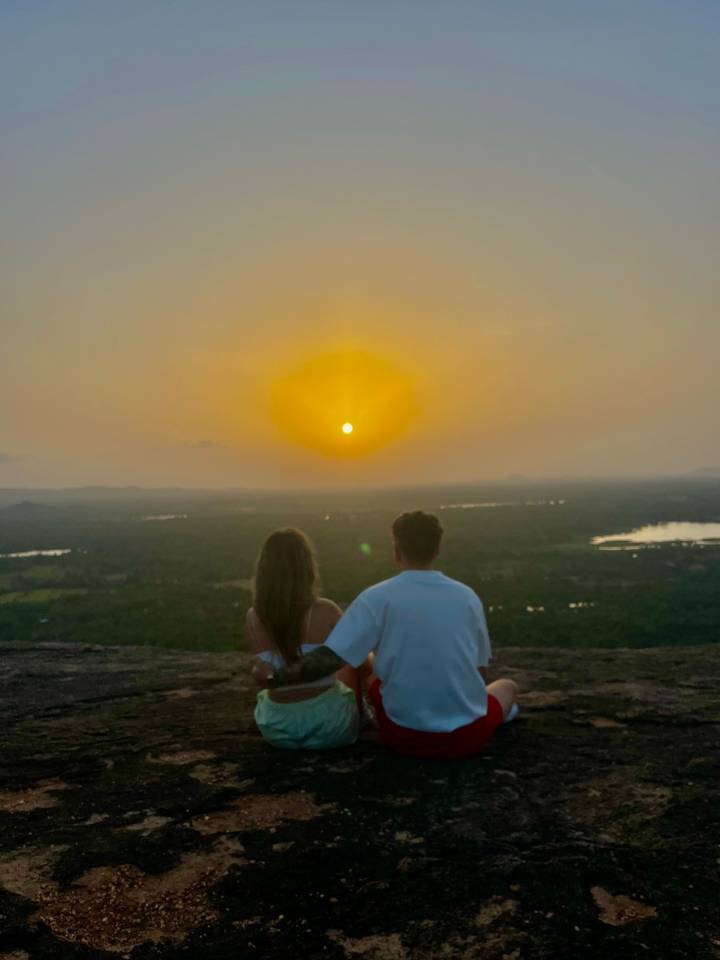 Silhouette d'un couple regardant un coucher de soleil.