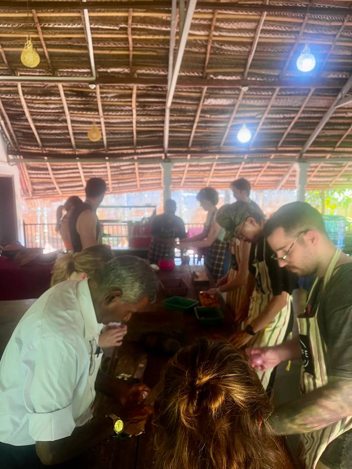 Image floue de personnes cuisinant dans un environnement de cuisine.