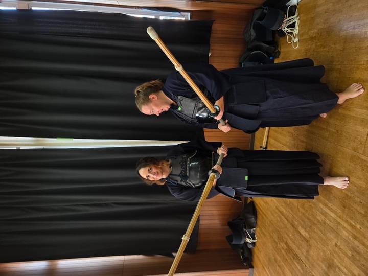 Deux personnes en tenue d'arts martiaux traditionnelle.