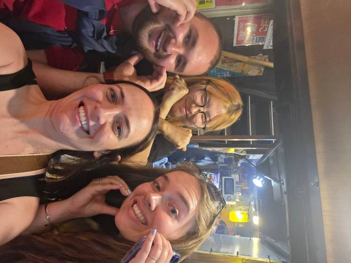 Selfie de groupe dans un cadre intérieur.