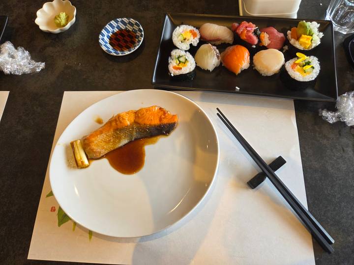 Saumon et sushi sur une table à manger.