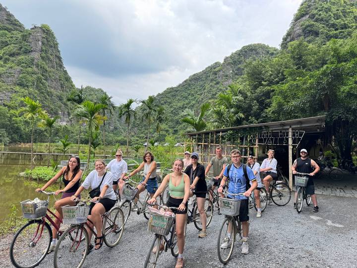Groupe de personnes faisant du vélo dans un paysage rural luxuriant.