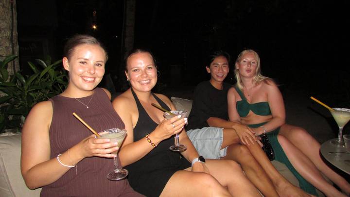 Groupe d'amis savourant des cocktails la nuit.