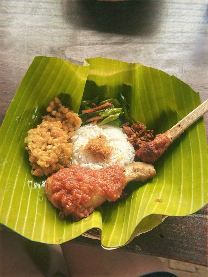 Nourriture indonésienne servie sur une feuille de bananier