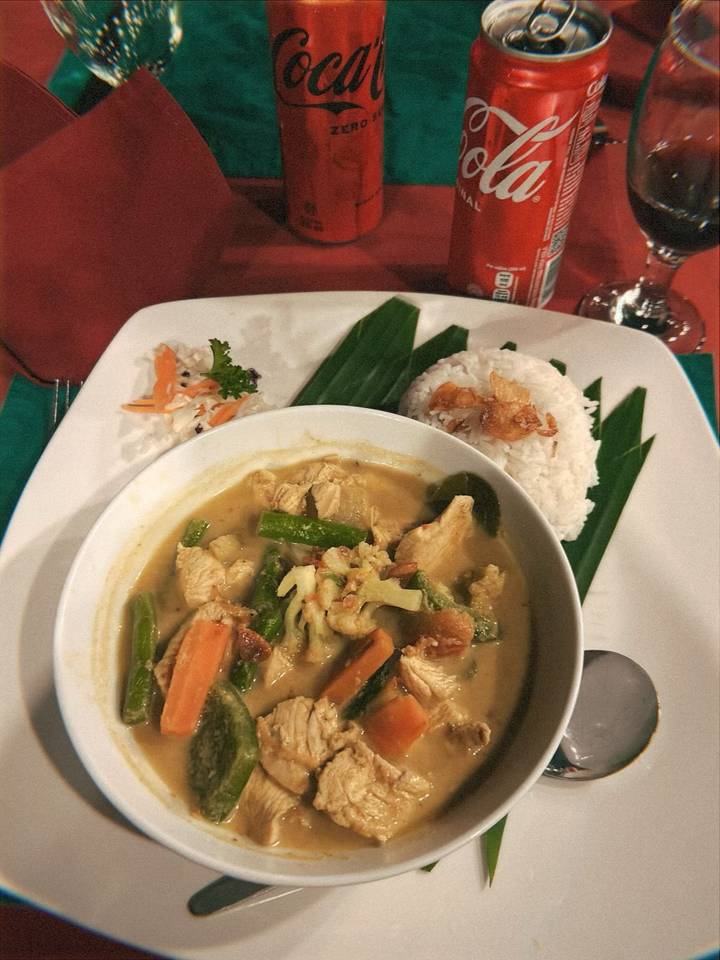 Un bol de curry avec du riz et des légumes