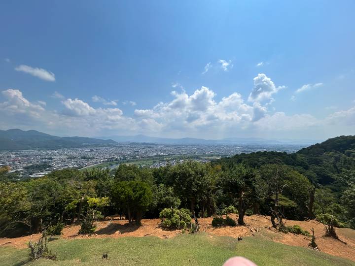 Vue aérienne d'une ville entourée de montagnes.