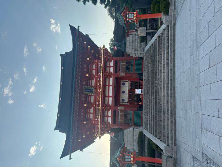Entrée historique de sanctuaire shinto avec des marches qui montent.