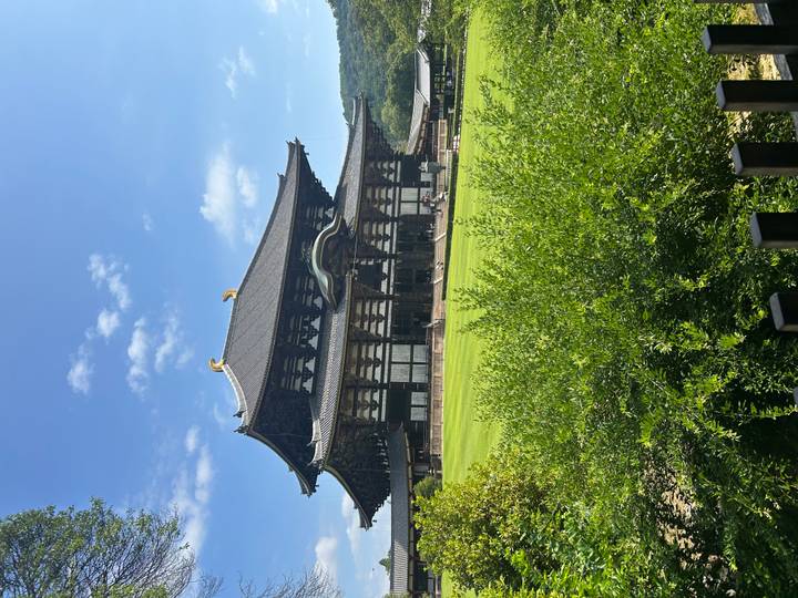 Grand temple japonais traditionnel avec jardins entretenus.