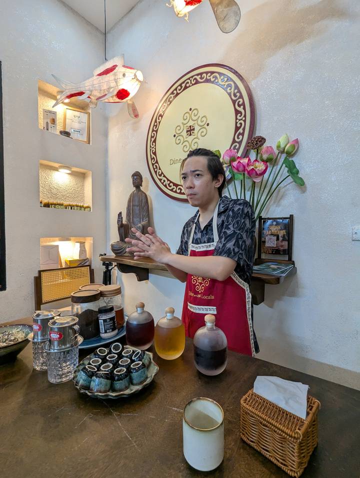 Instructeur expliquant les ingrédients et les processus de cuisson.