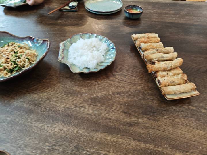 Plats vietnamiens traditionnels sur une table en bois.