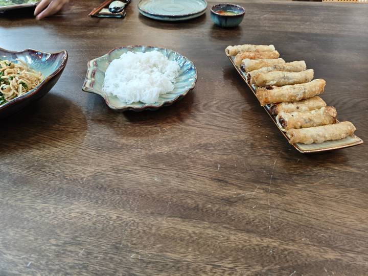 Nems frits et nouilles sur une table.