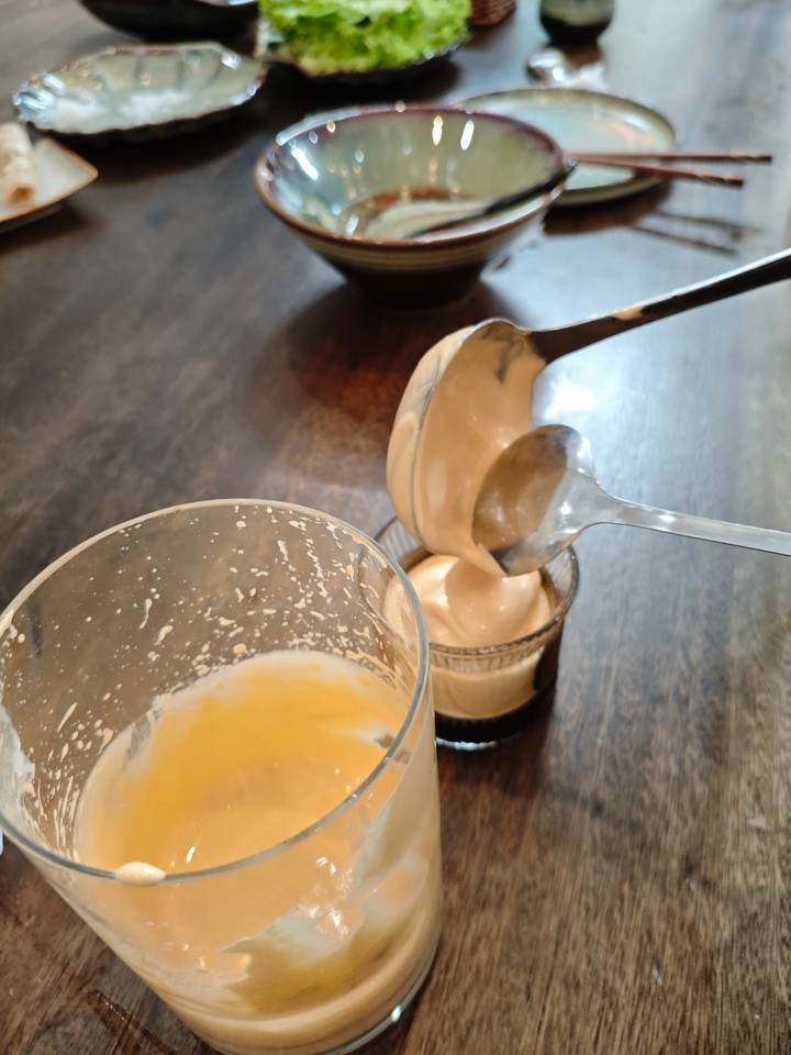 Deux verres, l'un étant rempli d'une substance crémeuse avec une cuillère.