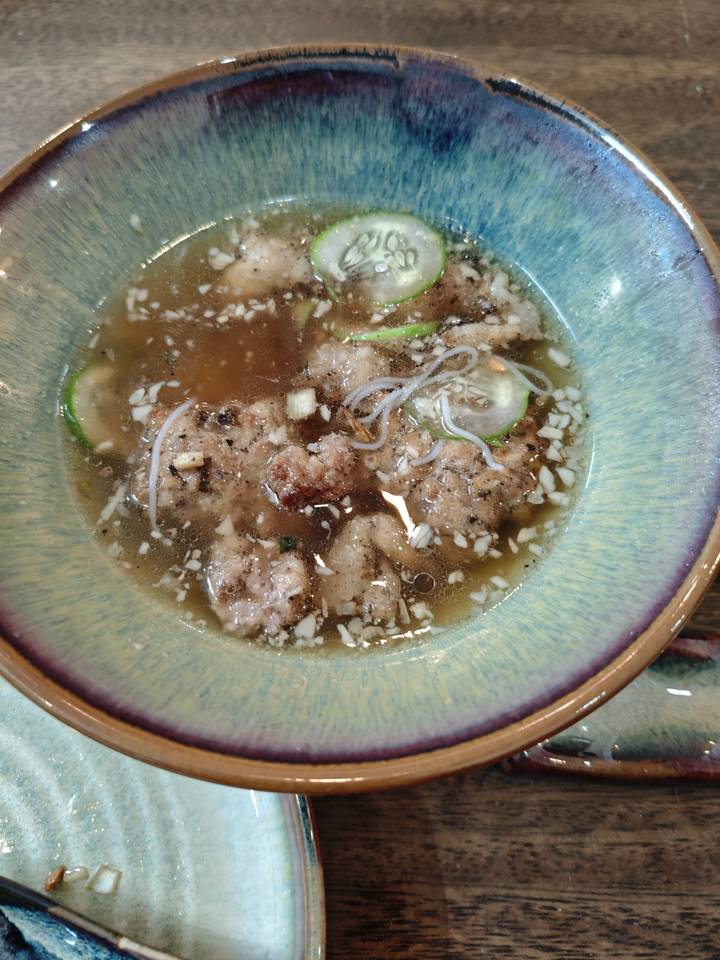 Bol de nouilles dans un bouillon aux herbes.