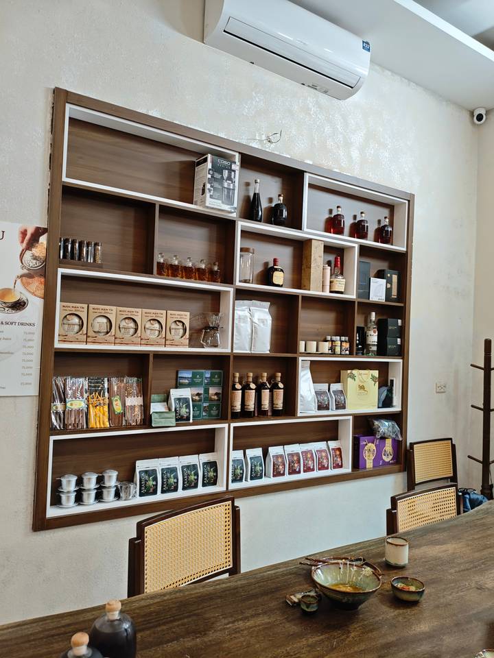 Étagères avec diverses bouteilles et produits emballés.