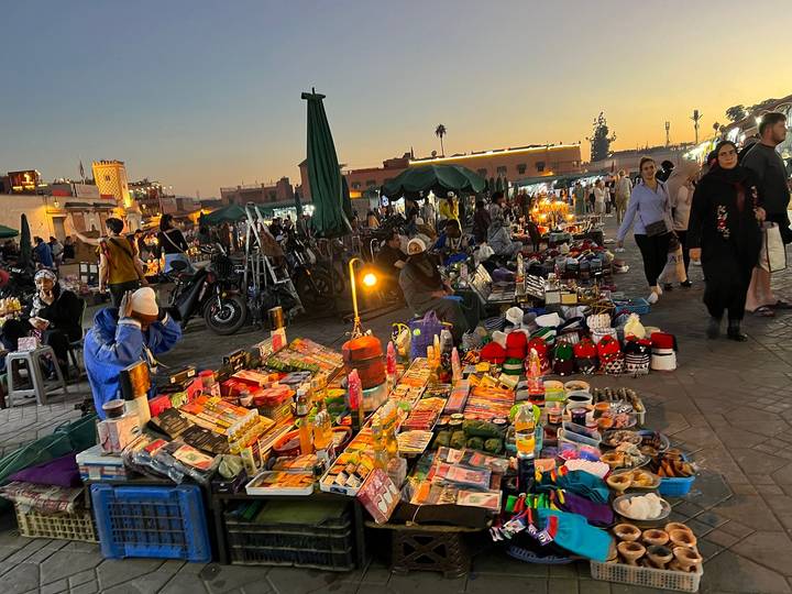Scène de marché animé avec des articles colorés à vendre.