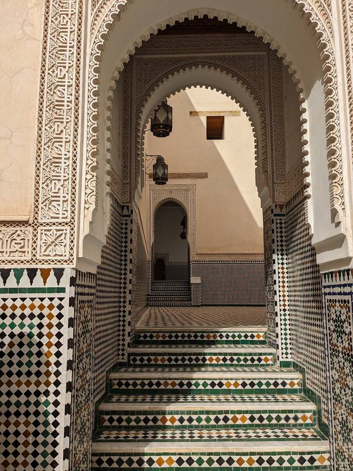 Entrée aux carreaux complexes avec des arches sculptées.