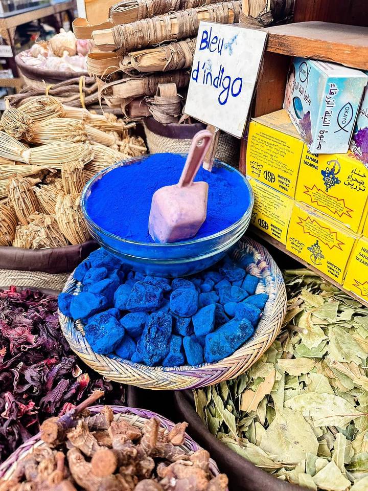 Pigments et teintures bleu vif exposés.