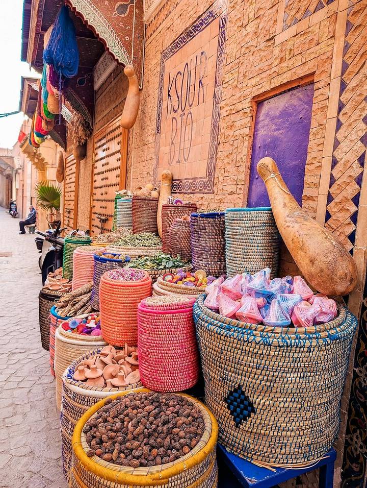 Des paniers colorés remplis d'épices et de marchandises.