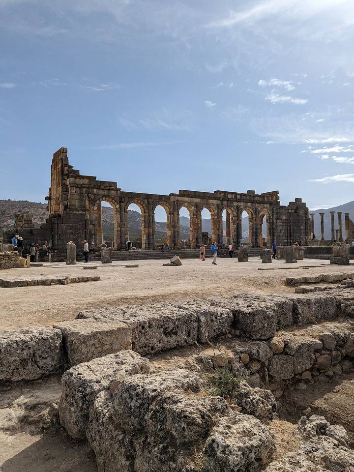 Ruines romaines avec colonnes sous un ciel bleu.