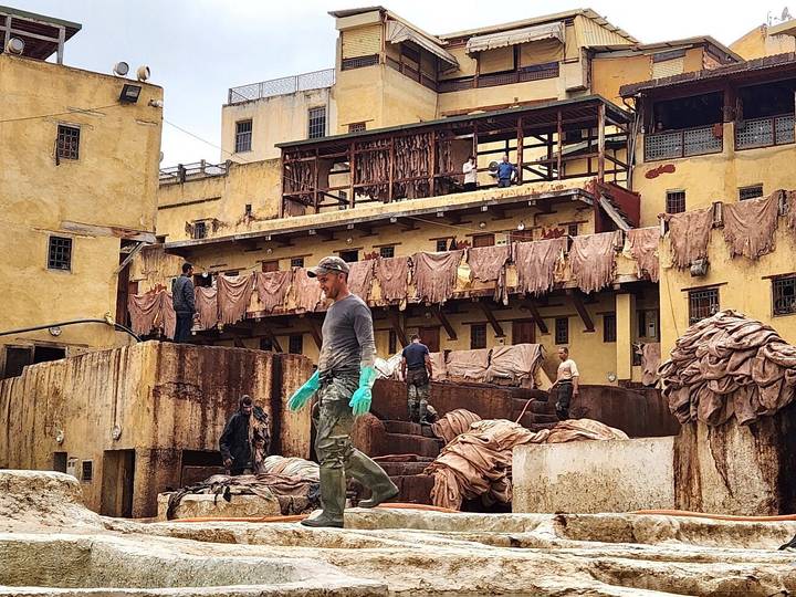 Ouvriers dans une tannerie marocaine traditionnelle.