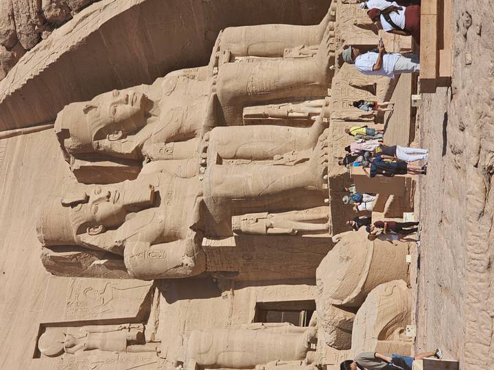 Touristes aux statues de Ramsès II à Abou Simbel.