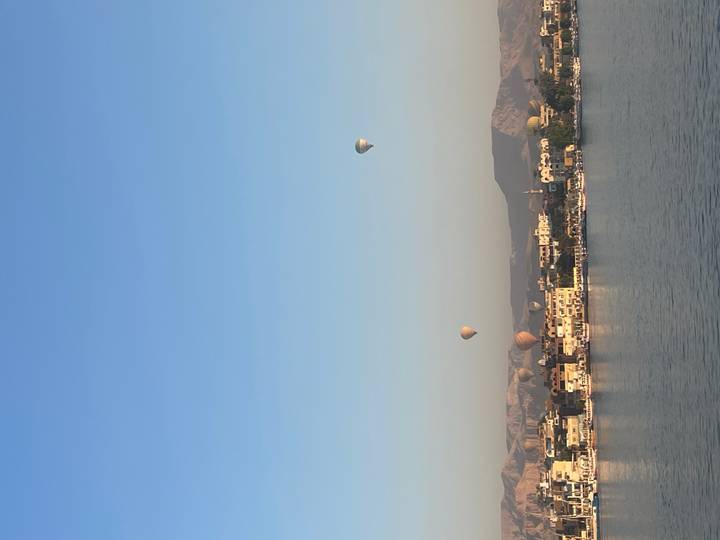 Montgolfières au-dessus du fleuve Nil.