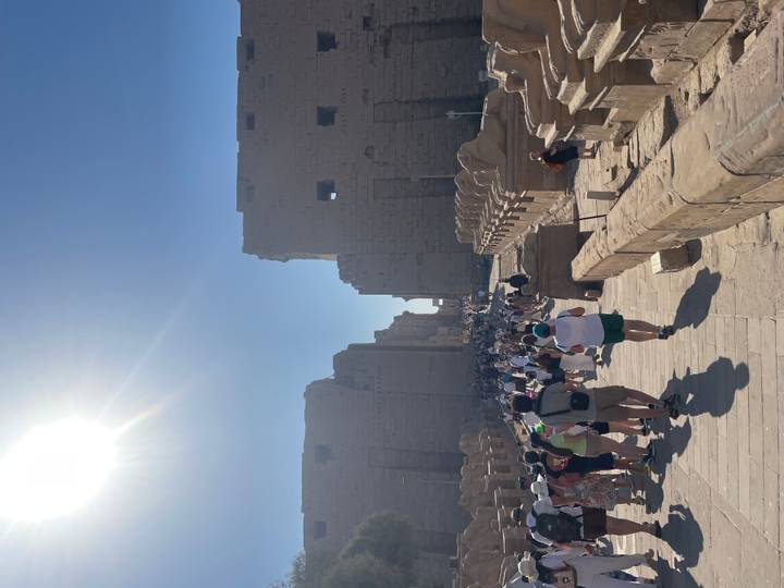 Touristes se promenant dans le complexe du temple de Karnak.