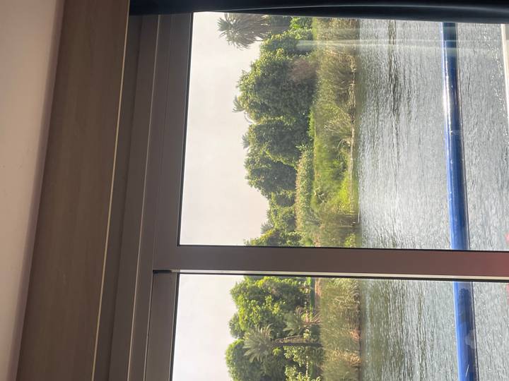 Vue du fleuve Nil depuis la fenêtre d'un bateau.