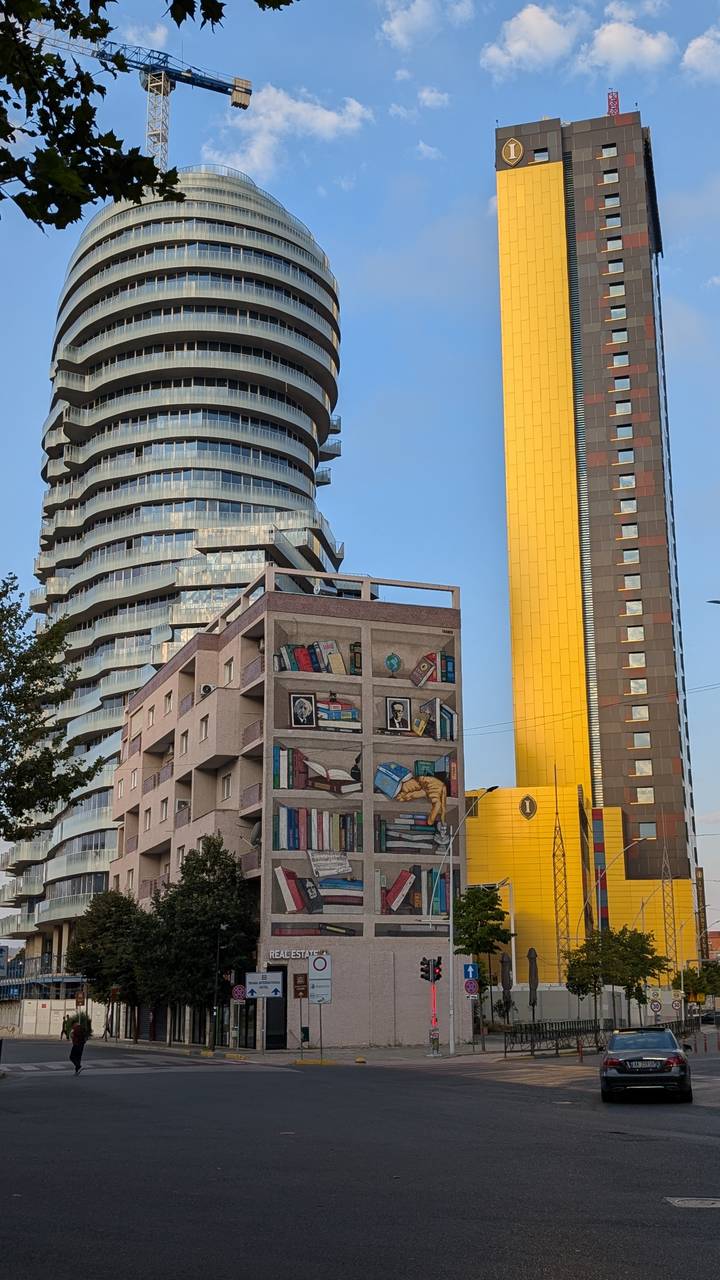 Architecture moderne et colorée avec une fresque murale et des immeubles de grande hauteur.