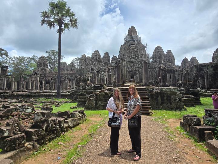 Touristes aux ruines du temple d'Angkor.