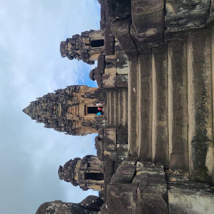 Marches d'un temple antique avec des touristes.